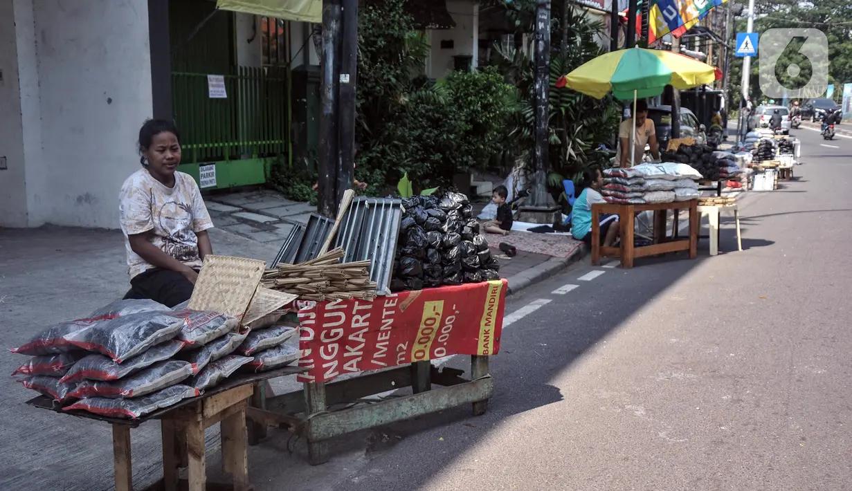 Pedagang arang menunggu pembeli di kawasan Manggarai, Jakarta Selatan, Minggu (10/7/2022). Harga arang di tempat ini relatif murah mulai dari Rp 5.000 hingga Rp 25.000 per bungkus. (merdeka.com/Iqbal S. Nugroho)