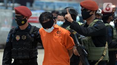 FOTO: 22 Terduga Teroris dari Jawa Timur Dipindahkan ke Jakarta