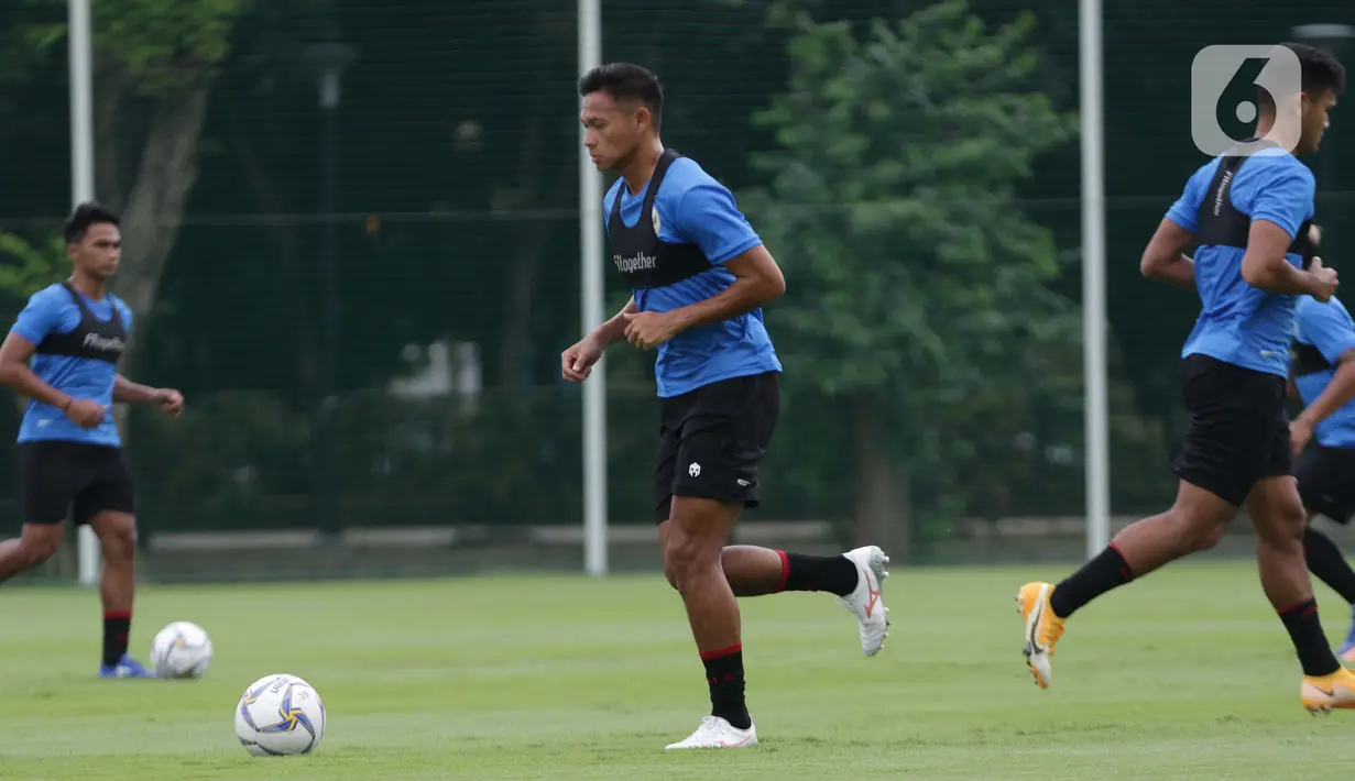 Pemain Timnas Indonesia U-22 saat mengikuti latihan perdana di Lapangan D, Kompleks Gelora Bung Karno, Senayan, Jakarta, Rabu (10/2/2021). Latihan perdana Timnas U-22 diikuti 31 pemain yang dipersiapkan untuk ajang SEA Games 2021 di Vietnam. (Liputan6.com/Helmi Fithriansyah)