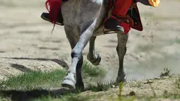 Seorang penduduk desa dari Wilayah Quxu memamerkan keterampilan menunggang kudanya dalam perayaan Festival Ongkor di Lhasa, Daerah Otonom Tibet, China (6/8/2020). Festival Ongkor  dirayakan setiap tahun oleh penduduk setempat ketika mereka berdoa untuk hasil panen melimpah. (Xinhua/Soinam Norbu)