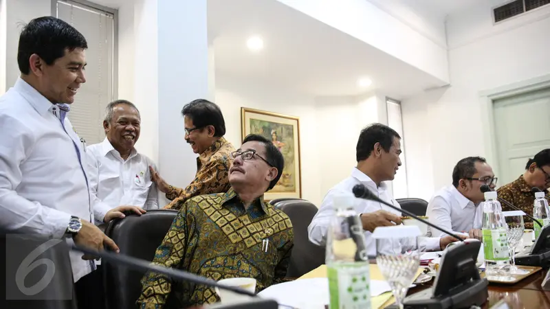 20150916-Momen Keakraban Para Menteri Kabinet Kerja Jokowi Sebelum Rapat Terbatas-Jakarta