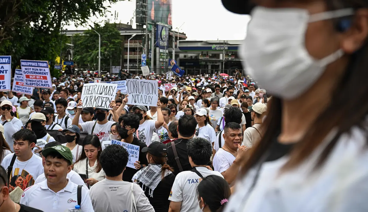 Ribuan warga Filipina turun dan memenuhi jalan-jalan utama di Manila pada Minggu 21 September 2025. (Jam STA ROSA/AFP)