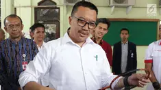 Menpora Imam Nahrawi memainkan raket bulu tangkis jelang menghadiri acara perpisahan dengan pejabat Kemenpora di Jakarta, Kamis (19/9/2019). Sebelumnya KPK menetapkan Menpora Imam Nahrawi sebagai tersangka kasus dugaan suap dana hibah KONI. (Liputan6.com/Helmi Fithriansyah)
