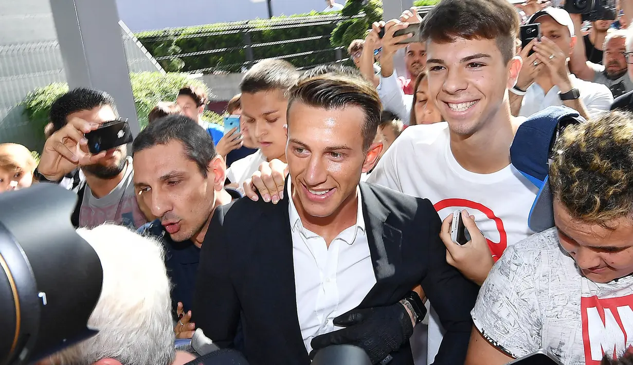 Pemain baru Juventus, Federico Bernardeschi, saat tiba di Pusat Medical Juventus di Turin, Senin (24/7/2017). Winger berusia 23 tahun ini direkrut dari Fiorentina dengan harga 40 juta euro (Rp 619,83 miliar). (EPA/Alessandro Di Marco)
