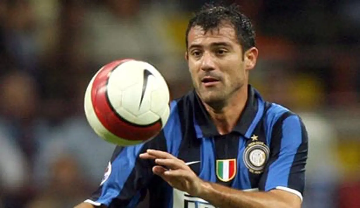 Inter's Serbian midfielder Dejan Stankovic eyes the ball during their Serie A match Inter vs Napoli at San Siro Stadium in Milan, 06 October 2007. AFP PHOTO / GIUSEPPE CACACE