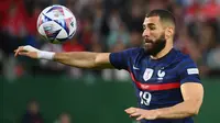 Hingga kini, Karim Benzema masih terus mengenakan perban di telapak tangan kanannya, baik bersama Real Madrid maupun bersama Timnas Prancis. (AFP/Franck Fife)