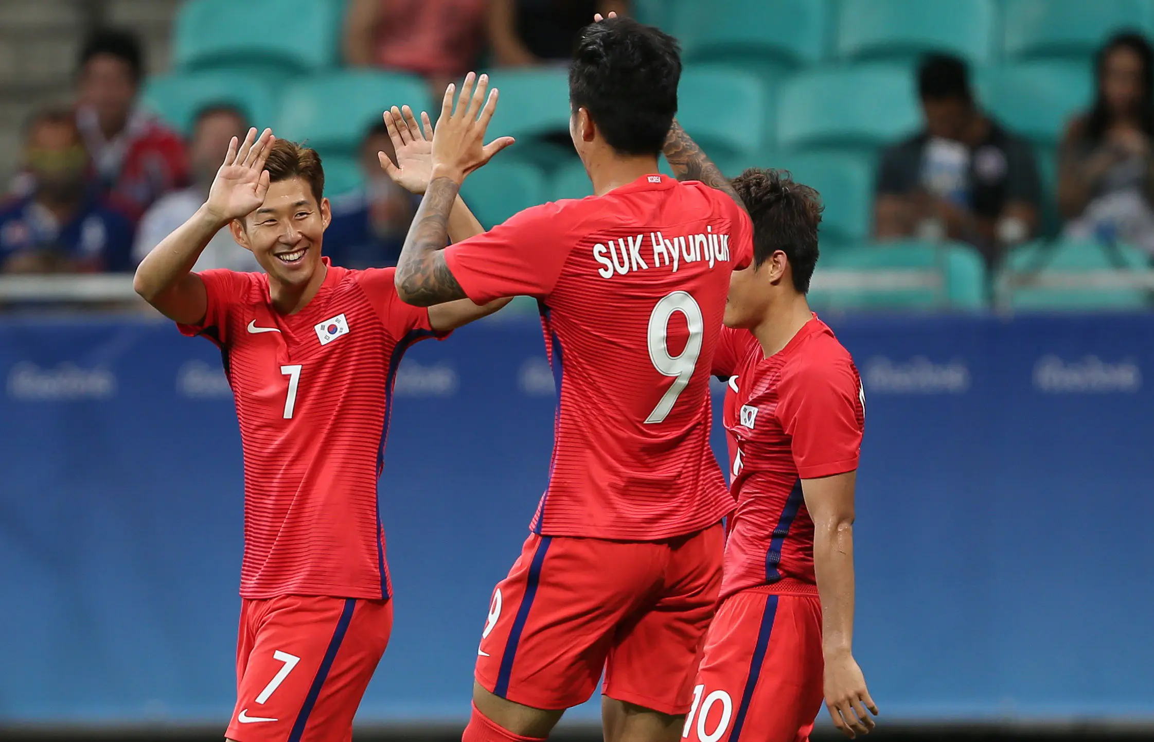 Penyerang Korea Selatan, Son Heung-min (kiri) melakukan selebrasi bersama rekannya, Suk Hyun-Jun (tengah) dan Ryu Seung-Woo, usai mencetak gol ke gawang Fiji, pada pertandingan sepak bola Olimpiade Rio 2016. Korsel tampil mengejutkan di event multicabang 