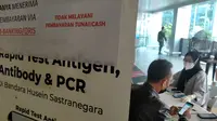 Sejumlah calon penumpang mendaftar di loket pendaftaran tes Covid-19 Bandara Internasional Husein Sastranegara Bandung, Senin (25/10/2021). (Foto: Liputan6.com/Huyogo Simbolon)