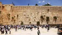 Satu lokasi yang disucikan umat Yahudi adalah Kotel atau Tembok Barat di Yerusalem. Terkenal dengan sebutan Tembok Ratapan, bagian ini dipercaya sebagai bagian dari dinding yang tersisa dari bangunan Bait Suci. (iStockPhoto)