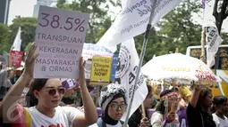 Sejumlah wanita membawa poster saat menggelar unjuk rasa dikawasan Patung Kuda, Jakarta, Rabu (8/3). Aksi tersebut dilakukan untuk memperingati hari perempuan Internasional yang jatuh pada hari Rabu tanggal 8 Maret 2017. (Liputan6.com/Faizal Fanani)