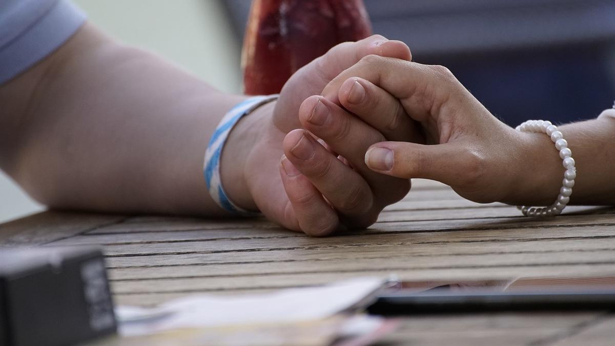 Tanpa Kata, Orang Cerdas Punya Cara Aneh Mengungkapkan Rasa Cinta