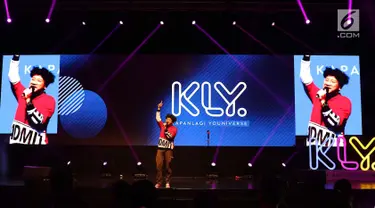 Penyanyi Kunto Aji tampil dalam acara XYZ Day 2018 di Jakarta, Rabu (25/4). XYZ Day 2018 merupakan ajang perkenalan dari bersatunya media daring terkemuka yaitu PT Liputan Enam Dot Com dan PT KapanLagi Dot Com Networks. (Liputan6.com/Immanuel Antonius)
