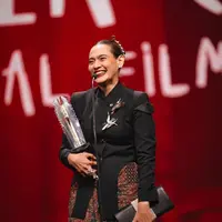Pemeran Utama Perempuan Terbaik diberikan kepada Sha Ine Febriyanti lewat filmya Budi Pekerti. Ia tampil mengenakan kebaya janggan hitam model dengan bros burung dipadukan bawahan kain batik. [@hagaipakan]