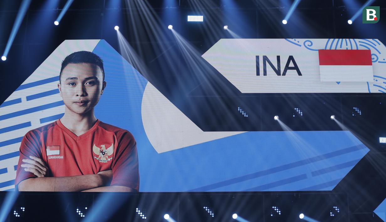Ridel Yesaya Sumarandak melakukan selebrasi usai menjuarai E-Sports dari nomor Clash Royale di BritAma Arena, Jakarta, Senin, (27/8/2018). Ridel mencatat rekor sebagai peraih medali emas termuda di Asian Games 2018. (Bola.com/Vascal Sapta Hadi)
