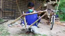 Pekerja tengah menyelesaikan rangka sepeda dari bahan baku bambu di Akademi Bambu Nusantara (ABN) di BSD, Tangerang Selatan, Selasa (06/9). Sepeda karya anak bangsa ini telah diekspor ke sejumlah negara di Asia dan Eropa. (Liputan6.com/Angga Yuniar)