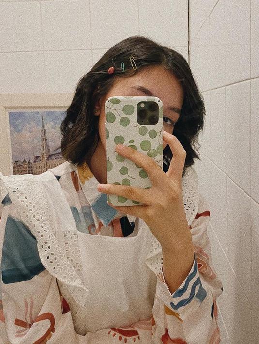 Saat sedang santai, Ify Alyssa biasanya senang untuk bermirror selfie. Ya, gayanya saat berselfie di kaca ini memang mencuri perhatian. Hal tersebut dikarenakan Ify memakai baju yang sangat apik dan lucu. (Liputan6.com/IG/@ifyalyssa)