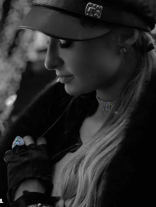 Sosialita, aktris sekaligus DJ Paris Hilton menunjukkan cincin berlian pemberian Chris Zylka yang diunggahya di Instagram miliknya. Cincin berlian mewah tersebut seharga Rp 27 miliar sebagai tanda pertunangan. (Instagram/@parishilton)