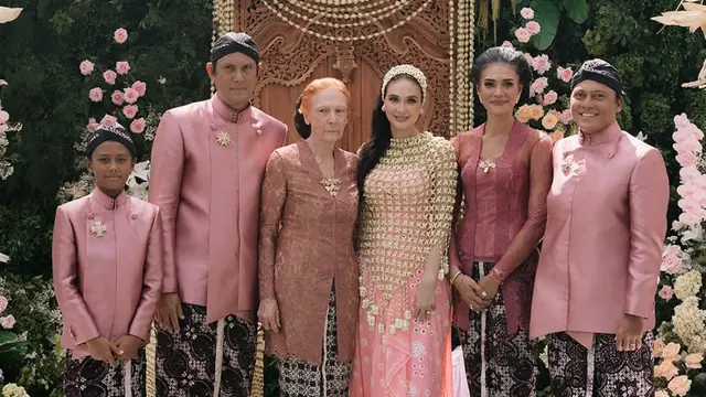 Kakak Ipar dan Keponakan Luna Maya di Hari Pernikahan. [@febjabrik]