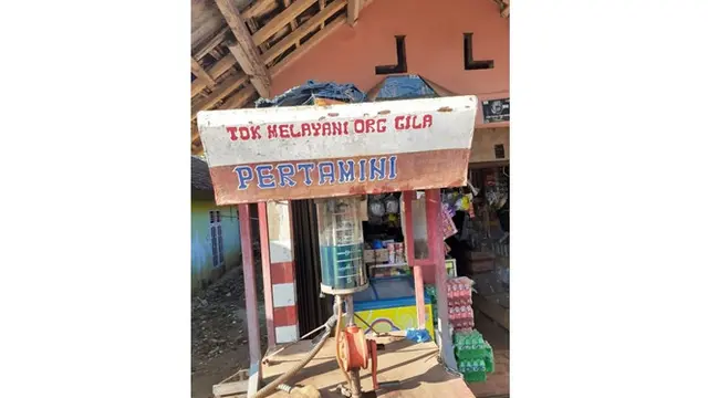 6 Tulisan Kocak di Tempat Penjual Bensin Eceran Ini Bikin Ngakak