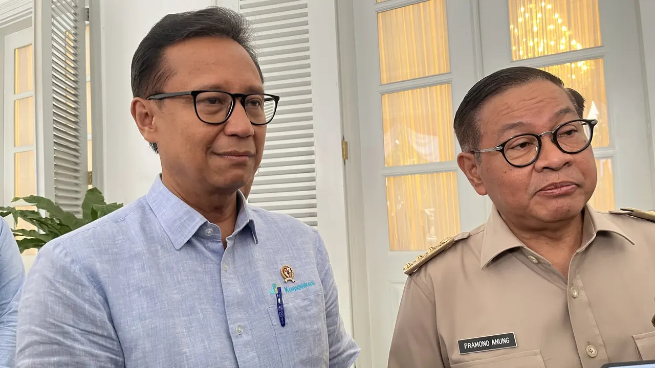 Menteri Kesehatan (Menkes) RI Budi Gunadi Sadikin (kiri) di Balai Kota DKI Jakarta, Senin (25/8/2025) (Liputan6.com/Winda Nelfira)