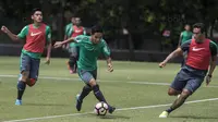 Gelandang Timnas Indonesia, Evan Dimas, menggiring bola saat latihan di Lapangan ABC Senayan, Jakarta, Selasa (16/1/2018). Pemusatan latihan ini dilakukan jelang Asian Games 2018. (Bola.com/Vitalis Yogi Trisna)