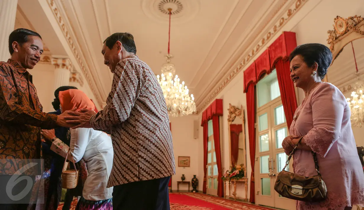 Presiden Jokowi (kiri) berjabat tangan dengan Kepala Staf Kepresidenan Luhut Pandjaitan saat halal bihalal di Istana Negara, Rabu (22/7). Acara tersebut dihadiri sejumlah menteri kabinet kerja dan pimpinan lembaga negara. (Liputan6.com/Faizal Fanani)