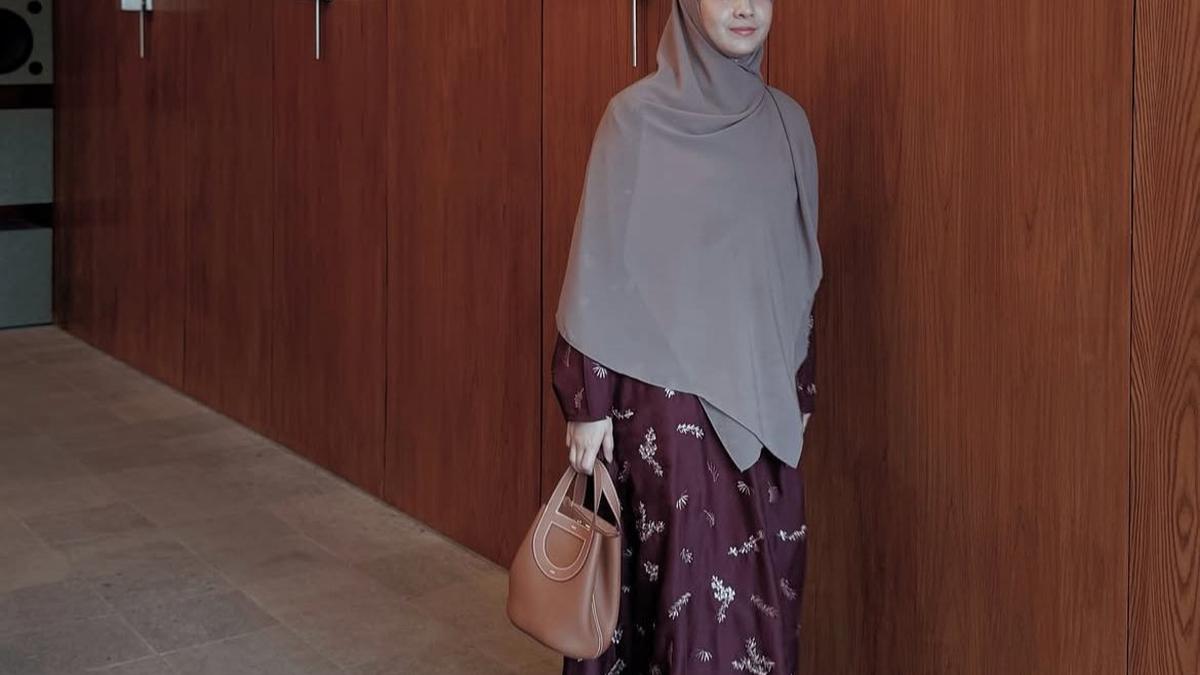 Gamis, Abaya, atau Khimar? Intip Inspirasi Outfit Bukber ala Natasha Rizky yang Stylish &amp; Syar’i