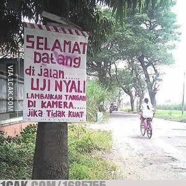 6 Potret Peringatan Nyeleneh di Tempat Bahaya Ini Bikin Bingung