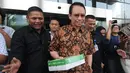 Mantan ketua DPR Marzuki Alie (tengah) usai menjalani pemeriksaan di Gedung KPK, Jakarta, Selasa (26/6). Marzuki Alie tampak menenteng nasi kotak usai menjalani pemeriksaan. (Merdeka.com/Dwi Narwoko)