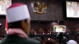 Suasana sidang perdana Pengujian UU Ormas, di Gedung Mahkamah Konstitusi, Jakarta, Rabu (26/7). Pengujian UU ini terkait Peraturan Pemerintah Pengganti Undang-Undang Nomor 2 Tahun 2017 tentang Oganisasi Kemasyarakatan. (Liputan6.com/Johan Tallo)