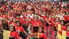 Ribuan penari membawakan 7 tari tradisional dalam rangka HUT ke-73 RI dan Asian Games 2018 saat CFD di Jakarta, Minggu (12/8). Kegiatan yang digagas Yayasan Belantara Budaya Indonesia mengusung tema Tunjukkan Indonesiamu. (Liputan6.com/Fery Pradolo)