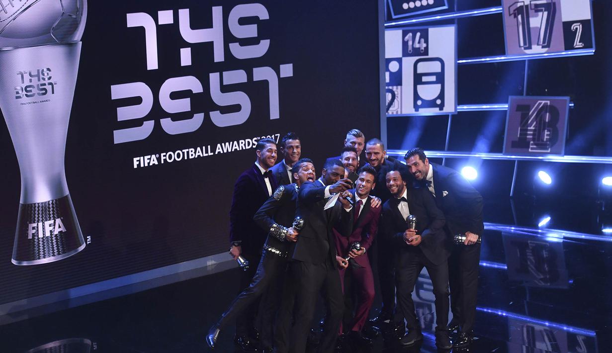 Bintang Real Madrid, Cristiano Ronaldo, bersama Best XI FIFA 2017 melakukan selfie di London, Senin (23/10/2017) Ronaldo berhasil mengalahkan Lionel Messi dan Neymar yang juga menjadi nominasi. (AFP/Ben Stansall)