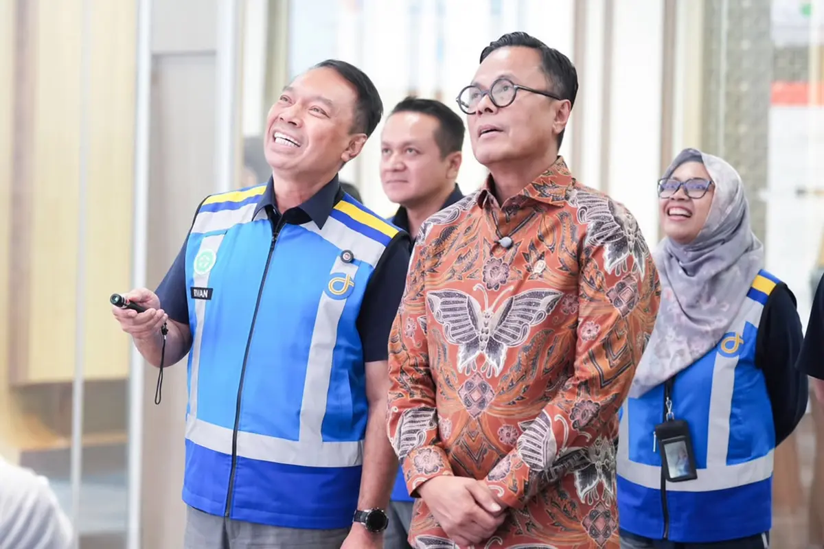 Direktur Utama PT Jasa Marga (Persero) Tbk Rivan A. Purwantono mendampingi Kepala BP BUMN sekaligus Chief Operating Officer (COO) Danantara Indonesia Dony Oskaria di ke Jasamarga Tollroad Command Center (JMTC), Jatiasih, Bekasi. (Foto: Jasa Marga)