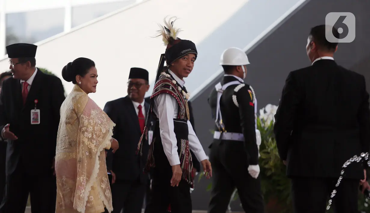 Jokowi tiba pada pukul 08.35 WIB. Presiden dan rombongan langsung diarahkan ke Ruang VVIP Gedung Nusantara untuk mengikuti Sidang Tahunan MPR RI 2023. (Liputan6.com/Johan Tallo)