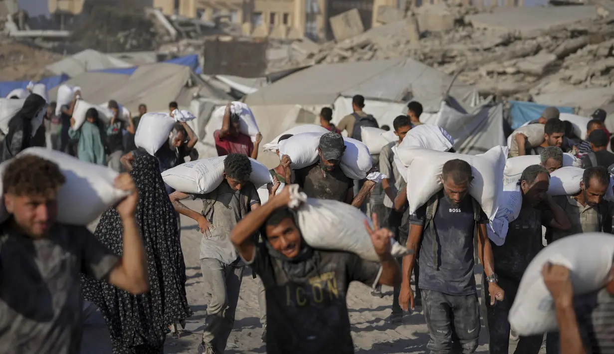 Mereka menyatakan memerlukan jaminan keamanan agar tidak ada pengadangan ketika mengirimkan bantuan. (AP Photo/Jehad Alshrafi)