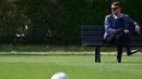 Direktur Teknik AC Milan, Paolo Maldini memantau langsung latihan jelang pertandingan leg pertama perempat final Liga Champions 2022/2023 antara AC Milan melawan Napoli yang berlangsung di Milanello training center, Carnago, Milan, Selasa (11/4/2023). (AFP/Gabriel Bouys)