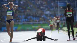  Ekspresi pelari putri Bahrain, Ruth Jebet (tengah), setelah  memenangi nomor lari halang rintang 3000m putri Olimpiade Rio 2016 di Olympic Stadium, Rio de Janeiro, Brasil, (15/8/2016). (AFP/Olivier Morin)