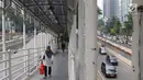 Pejalan kaki melintasi JPO Gelora Bung Karno di Jakarta, Kamis (3/5). Prioritas utama yang akan direnovasi terlebih dahulu, yaitu JPO Polda Metro Jaya, JPO Ratu Plaza, dan JPO Gelora Bung Karno. (Liputan6.com/Immanuel Antonius)