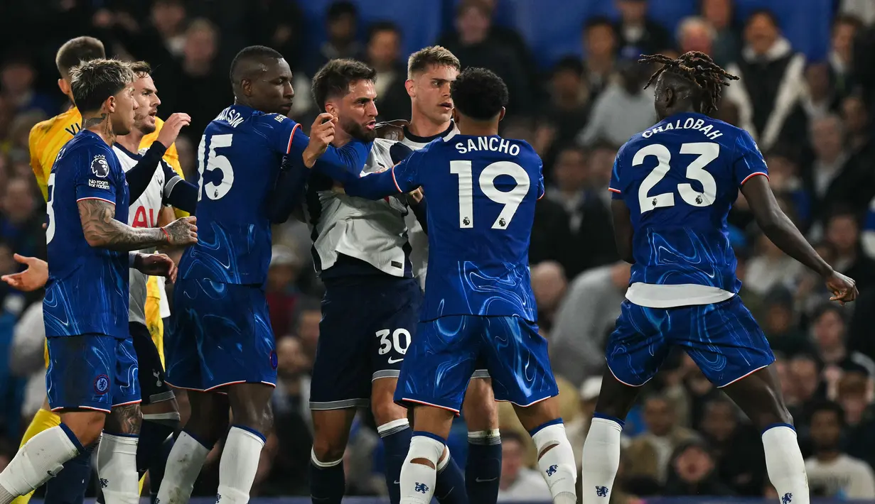 Pemain Chelsea, Trevoh Chalobah bersitegang dengan pemain Tottenham Hotspur, Rodrigo Bentancur dalam laga lanjutan Liga Inggris 2024/2025 yang berlangsung di Stamford Bridge, London, Kamis (03/04/2025) waktu setempat. (AFP/Glyn Kirk)