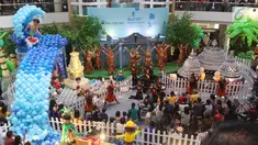 Sejumlah penari menghibur pengunjung Indonesia Balloon Art Festival (IBAF) 2018 di Mal Ciputra Jakarta, Jumat (29/6). Festival balon ini merupakan keduakalinya didadakan yang bekerjasama dengan Adalima Balloons. (Liputan6.com/Arya Manggala)