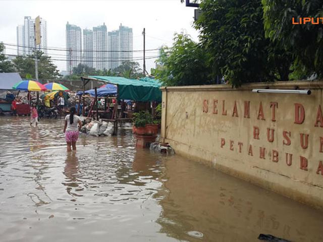 Rusun Petamburan Terkepung Ibu Ibu Gigih Terobos Banjir Ke Pasar News Liputan6 Com