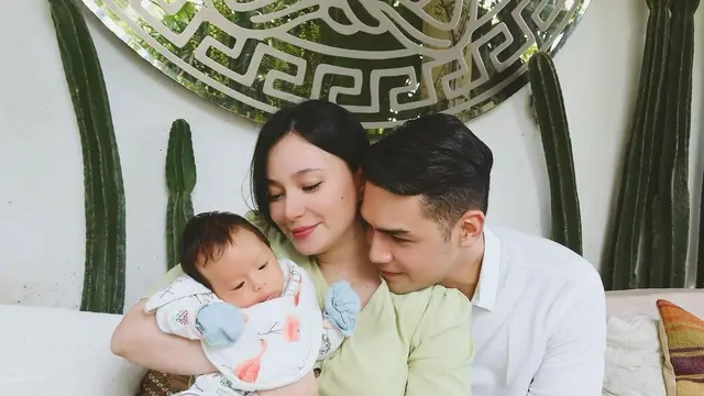 7 Potret Kebersamaan Asmirandah dan Jonas Rivanno Asuh Anak Pertama