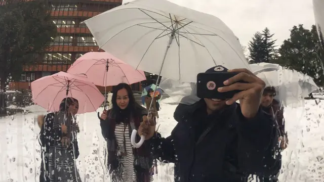 Berpose di depan museum di Kanazawa