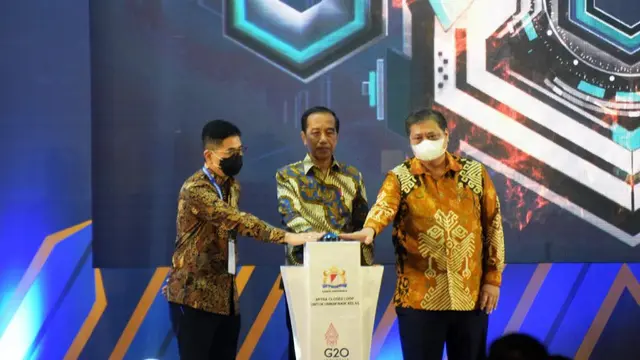 Presiden Jokowi didampingi Menteri Koordinator Bidang Perekonomian Airlangga Hartarto dan Ketua Kadin Arsjad Rasjid dalam acara Gerakan Nasional Kemitraan Inklusif Untuk UMKM Naik Kelas, Senin (3/10/2022).
