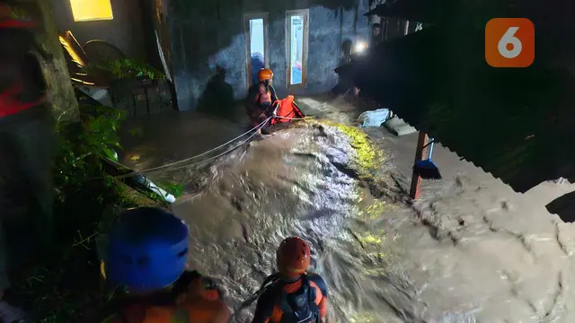 Tim gabungan dan SAR Sukabumi saat mengevakuasi warga terdampak banjir di Palabuhanratu, Kabupaten Sukabumi. (Liputan6.com/Fira Syahrin).