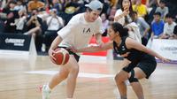 Aksi Bintang NBA, Austin Reaves (kiri), saat melakoni rangkaian Asia Tour 2025 di Financial Fitness Gym by OCBC di Ciputra World Surabaya (CWS), Senin (11/8/2025). (Dok Rigorer)