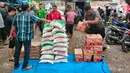 Warga mendistribusikan bantuan paket sembako kepada masyarakat terdampak banjir bandang di Aceh Utara, Provinsi Aceh, Selasa (04/01/22). Banjir bandang yang membawa material lumpur, pasir dan kayu bentuk kepedulian BRI membantu masyarakat untuk bangkit dari masa sulit. (Liputan6.com/HO/Humas BRI)