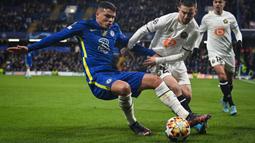 Tertinggal satu angka, Lille berikan perlawanan ke tuan rumah. Tercatat, mereka beberapa kali melancarkan serangan. Namun, Thiago Silva (kiri) dkk sanggup meredam gempuran tersebut untuk mempertahankan keunggulan di babak pertama. (AFP/Glyn Kirk)