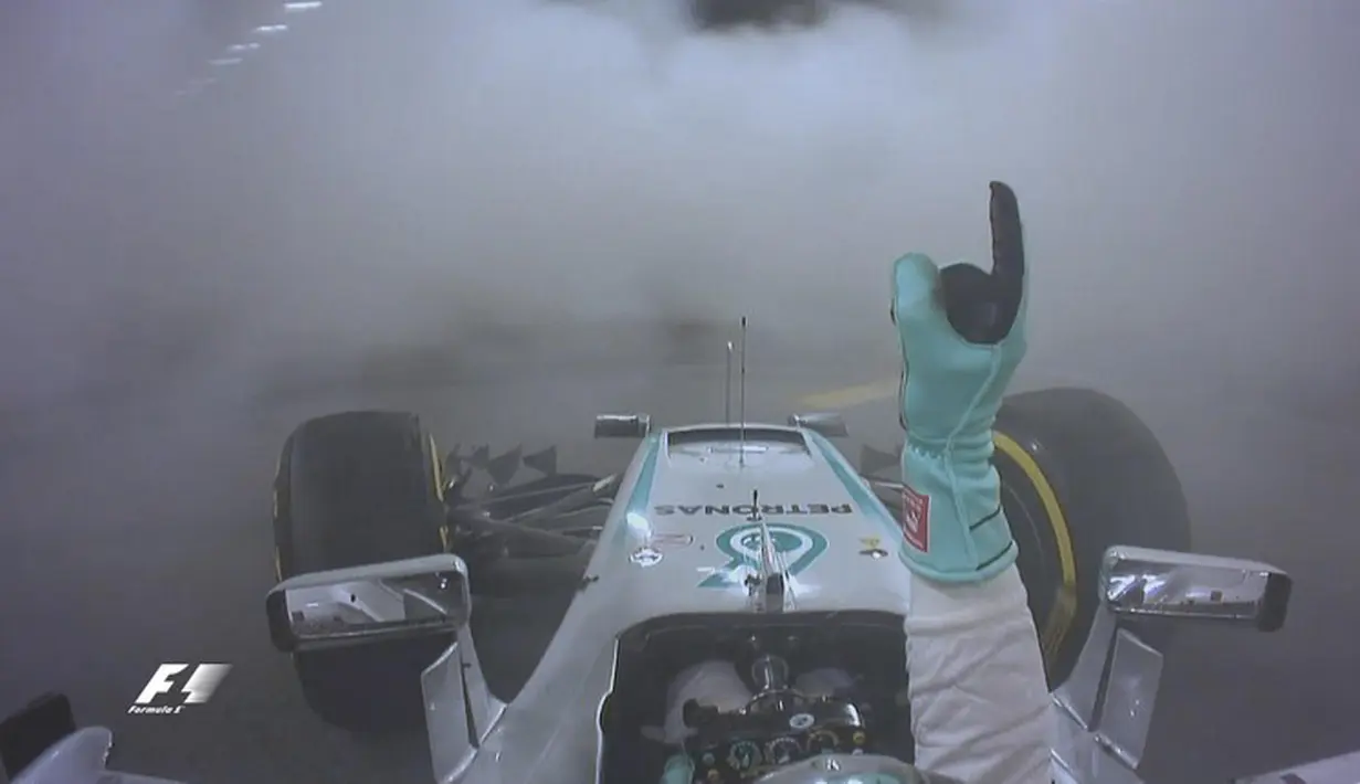 Aksi Nico Rosberg setelah finis kedua dalam balapan F1 GP Abu Dhabi sekaligus memastikan menjadi juara dunia F1 2016. (Bola.com/Twitter/F1)
