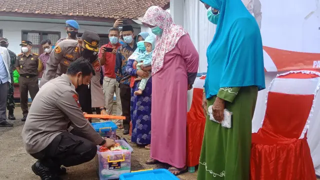 Kapolda Banten Serahkan Sembako Ke Masyarakat Usai Vaksin. (Sabtu, 27/11/2021). (Dokumentasi Polda Banten).